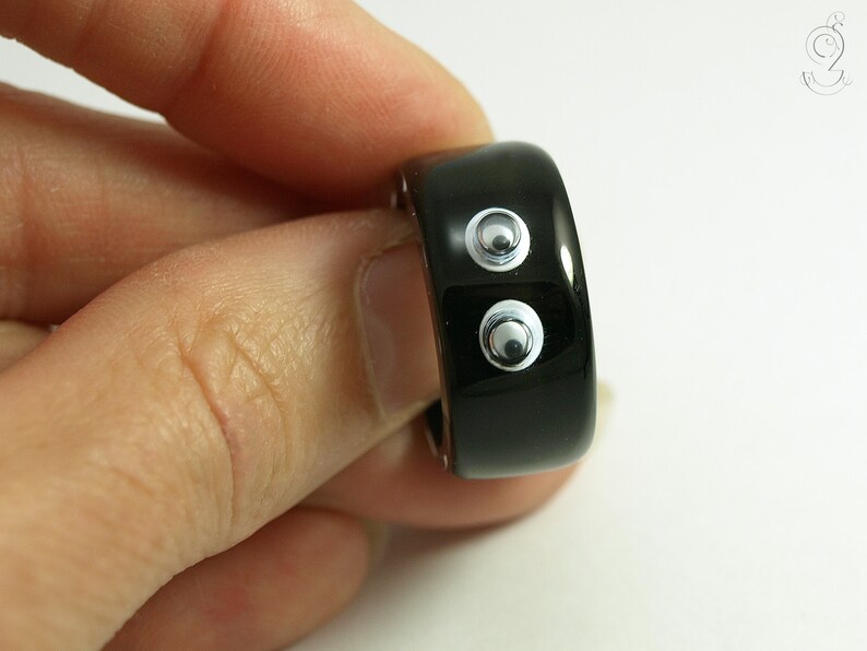 Look at me Black resin ring with funny wiggle eyes image 3