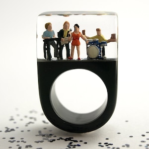 Soundcheck Top class musician ring with a live band on black ground made of resin for the daily concert image 1