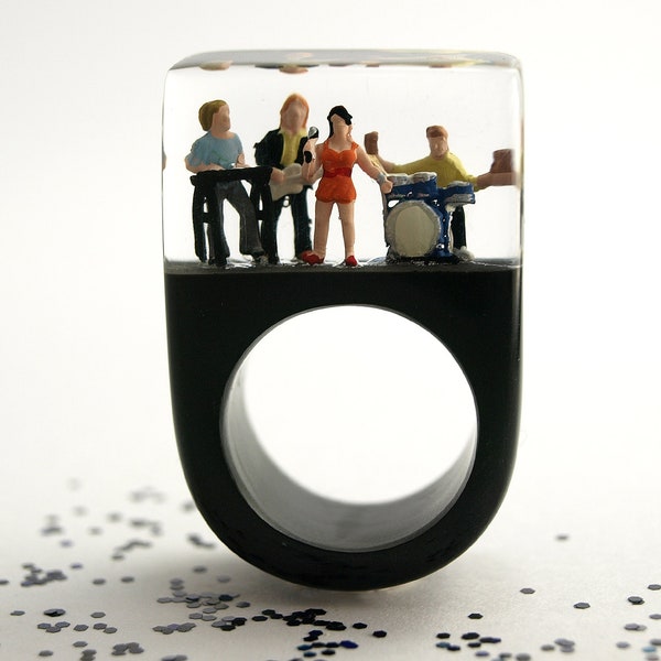 Soundcheck – Top class musician ring with a live band on black ground made of resin for the daily concert