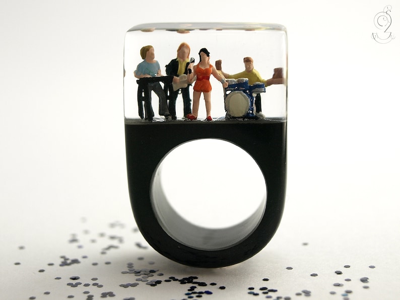 Soundcheck Top class musician ring with a live band on black ground made of resin for the daily concert image 1