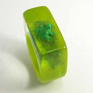Froschkönig Drolliger Epoxidharz-Ring mit einem grünen Frosch und Gras auf knallgrünem Ring von Geschmeide unter Teck Bild 6