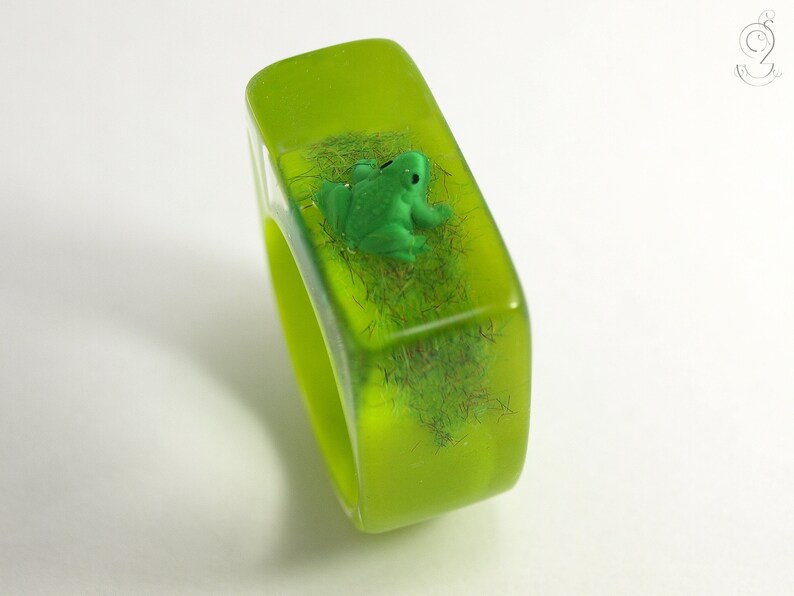 Frog Prince Droll epoxy resin ring with a green frog and grass on bright green ring from Geschmeide unter Teck image 6