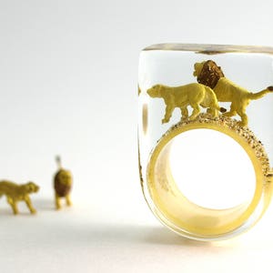 Wild lion ring "King of the desert" with two ocher brown mini lions on a gold-colored ring with sand made of resin