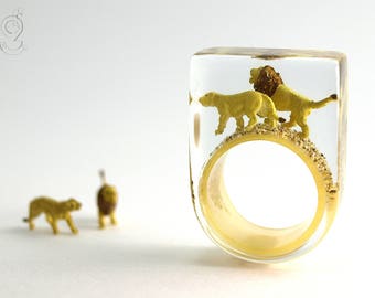 Wild lion ring "King of the desert" with two ocher brown mini lions on a gold-colored ring with sand made of resin