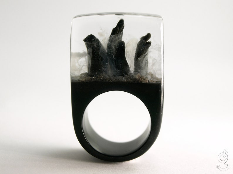 Zombie creepy undead ring with three black hands and fog on a black ring made of resin from Geschmeide unter Teck image 8