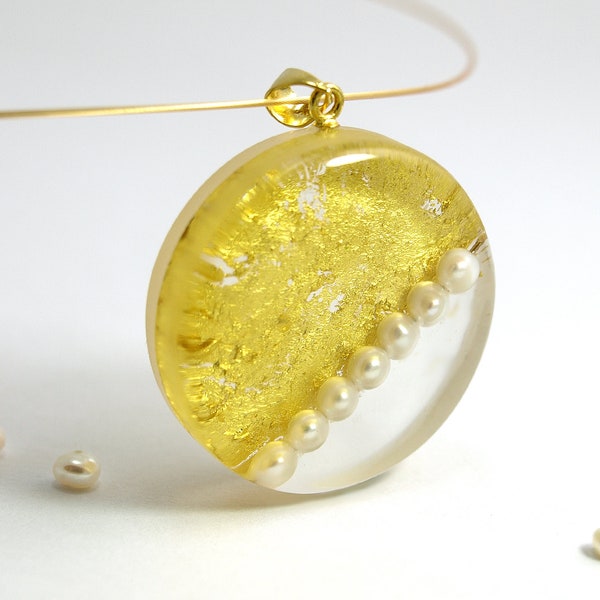 Pearls and gold leaf – Plain pearl pendant with real white pearls in front of real gold leaf made of resin