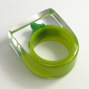 Frog Prince Droll epoxy resin ring with a green frog and grass on bright green ring from Geschmeide unter Teck image 8