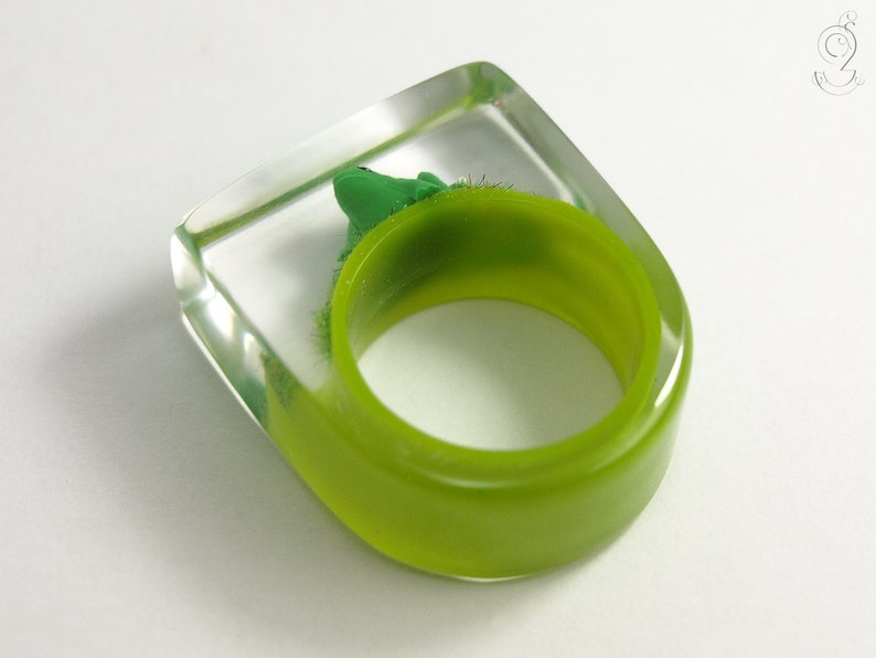 Froschkönig Drolliger Epoxidharz-Ring mit einem grünen Frosch und Gras auf knallgrünem Ring von Geschmeide unter Teck Bild 8