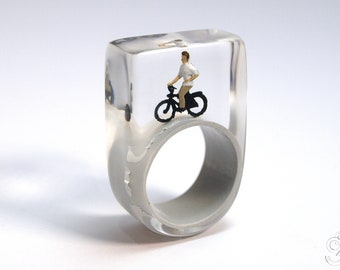 Wheel of fortune – funny bicyclist ring with a mini-bicyclist and his bike on a grey ring made of resin for athletic people