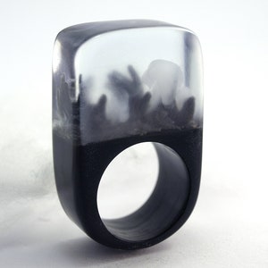 Zombie creepy undead ring with three black hands and fog on a black ring made of resin from Geschmeide unter Teck image 3