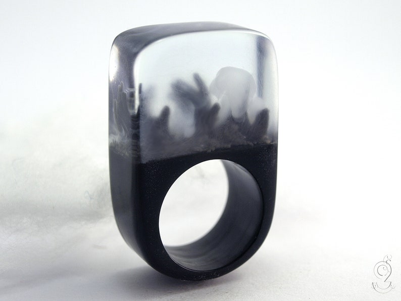 Zombie creepy undead ring with three black hands and fog on a black ring made of resin from Geschmeide unter Teck image 3