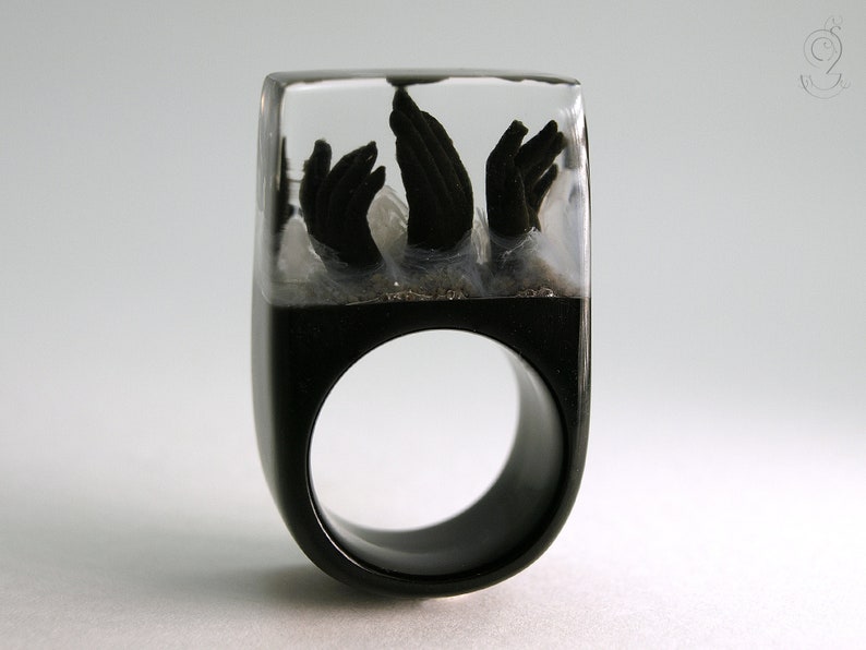 Zombie creepy undead ring with three black hands and fog on a black ring made of resin from Geschmeide unter Teck image 10