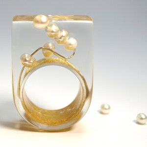 Pearl ring round view abstract resin ring with real white pearls on a silver wire and gold leaf from Geschmeide unter Teck image 3