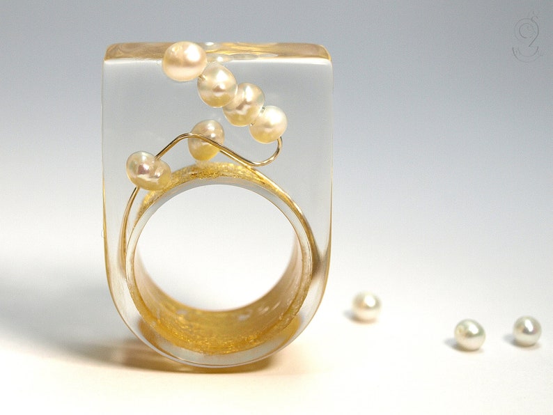 Pearl ring round view abstract resin ring with real white pearls on a silver wire and gold leaf from Geschmeide unter Teck image 3