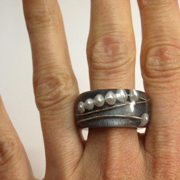 Abstrakter Perlen-Ring "Rundblick" aus Gießharz mit echten weißen Perlen und Draht auf anthrazitfarbenem Ring