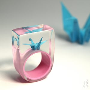 Origami-Kranich-Ring – Flatterndes Glück – mit selbst gefaltetem Mini-Kranich aus buntem Papier und Ring in Epoxidharz