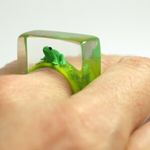 Frog Prince Droll epoxy resin ring with a green frog and grass on bright green ring from Geschmeide unter Teck image 9