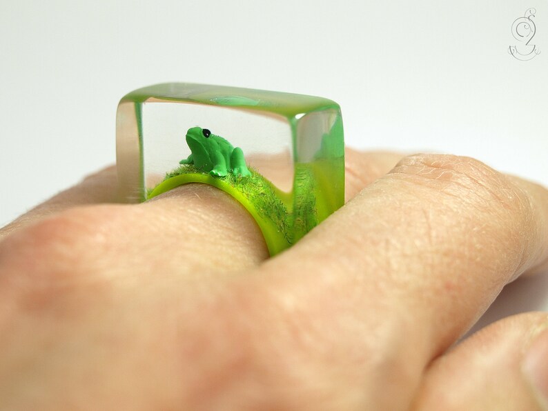 Froschkönig Drolliger Epoxidharz-Ring mit einem grünen Frosch und Gras auf knallgrünem Ring von Geschmeide unter Teck Bild 9