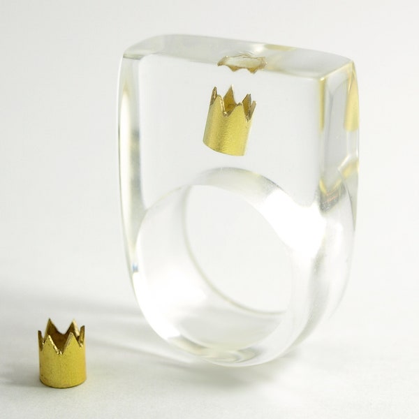 Krönchen – Prunkvoller Gießharz-Ring mit einer goldenen Krone für alle Prinzessinnen und Königinnen