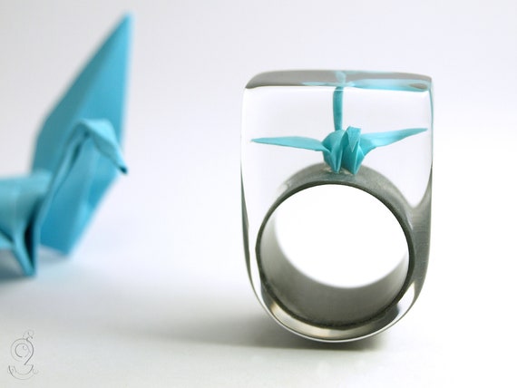 Origami Kranich Ring Flatterndes Glück Mit Selbst Gefalteten Mini Kranich Aus Gelbem Papier Auf Einem Lila Ring In Gießharz