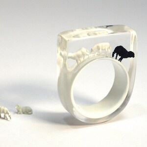 Sheep ring – Black sheep – with a black and two white mini-sheeps on a white ring made of resin