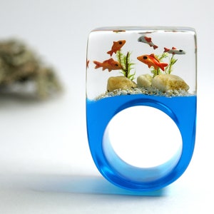 Etsy Design Awards Finalist 2020: Aquarium Fish ring with silver ornamental fish, sand, stones & moss on a blue ring made of resin image 6