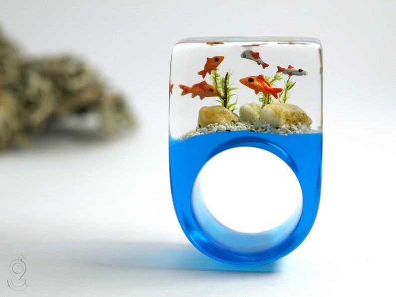 Etsy Design Awards Finalist 2020: Aquarium Fish ring with silver ornamental fish, sand, stones & moss on a blue ring made of resin image 6