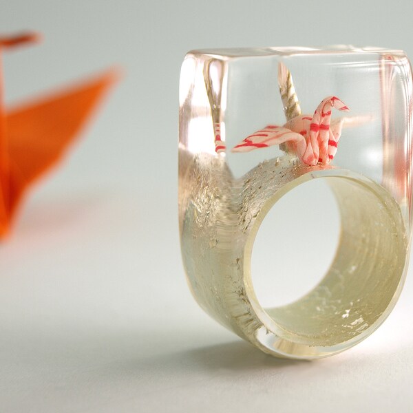 Origami-Kranich Ring – Flatterndes Glück – mit selbst gefalteten Mini-Kranich aus buntem Papier auf Blattweißgold in Gießharz