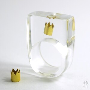 Coronet ring – Magnificent epoxy resin ring with a golden crown for all princesses and queens from Geschmeide unter Teck