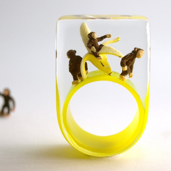 Monkey gang – Droll ape ring with three naughty chimpanzees and a banana on a yellow ring made of resin