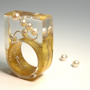 Pearl ring round view abstract resin ring with real white pearls on a silver wire and gold leaf from Geschmeide unter Teck image 1