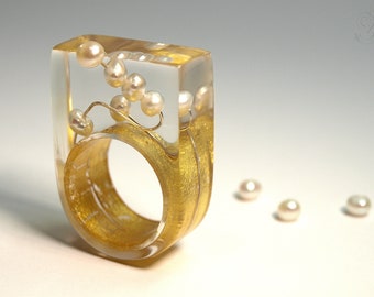 Pearl ring round view – abstract resin ring with real white pearls on a silver wire and gold leaf from Geschmeide unter Teck