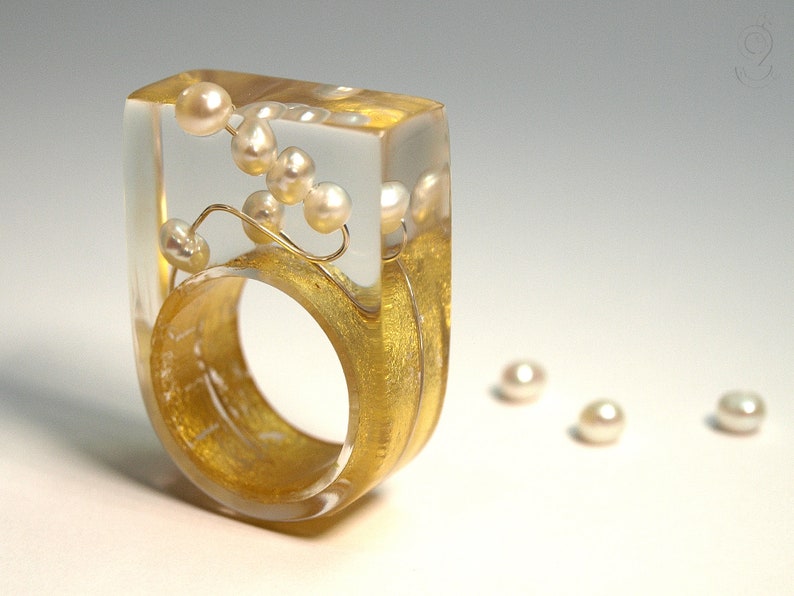 Pearl ring round view abstract resin ring with real white pearls on a silver wire and gold leaf from Geschmeide unter Teck image 1