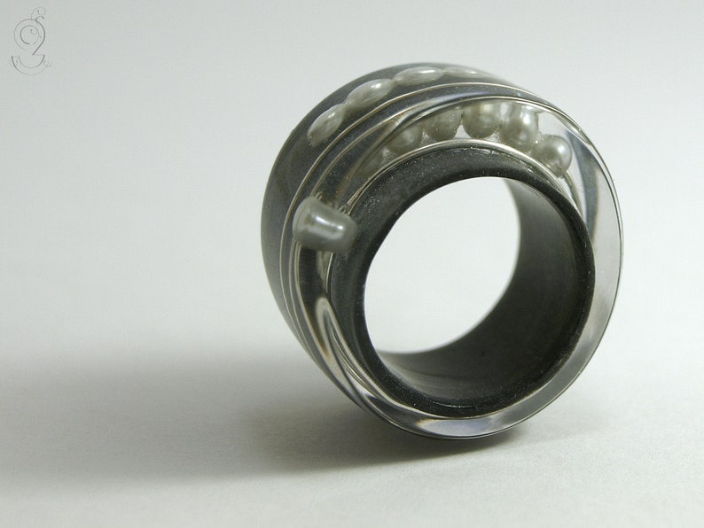 Abstract pearl ring Round view made of resin with real white pearls and a wire on an anthracite colored ring image 9