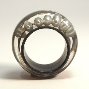 Abstract pearl ring Round view made of resin with real white pearls and a wire on an anthracite colored ring image 4