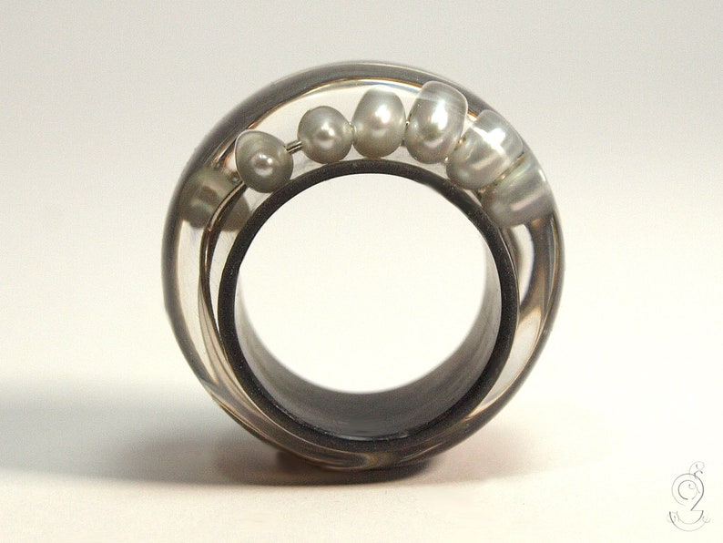 Abstract pearl ring Round view made of resin with real white pearls and a wire on an anthracite colored ring image 4