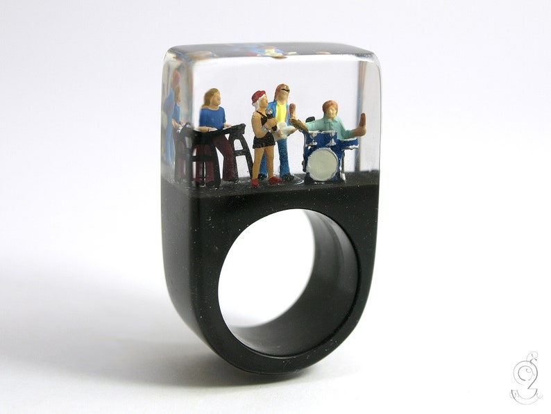 Soundcheck Top class musician ring with a live band on black ground made of resin for the daily concert image 6