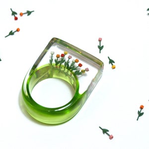 Springlike flower ring Tulips from Amsterdam with colorful tulips on a green ring made of resin from Geschmeide unter Teck image 4