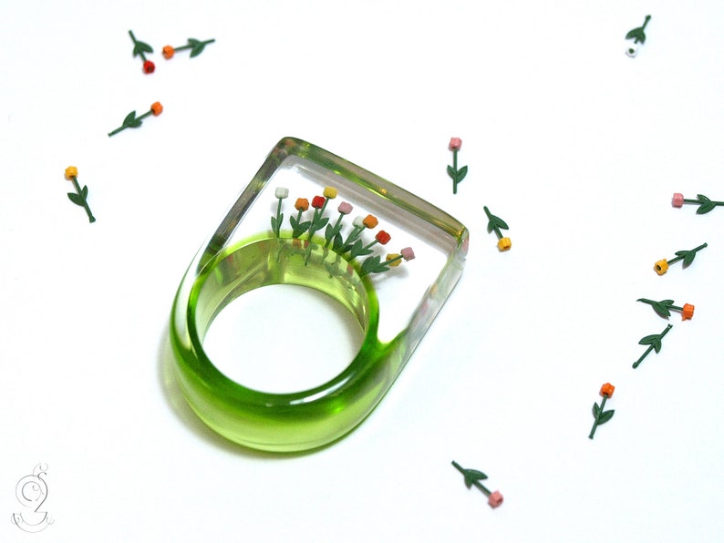 Springlike flower ring Tulips from Amsterdam with colorful tulips on a green ring made of resin from Geschmeide unter Teck image 4