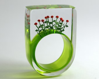 Romantic roses ring with red mini-roses in a ring made of resin not only for lovers – from Geschmeide unter Teck