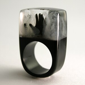 Zombie creepy undead ring with three black hands and fog on a black ring made of resin from Geschmeide unter Teck image 6