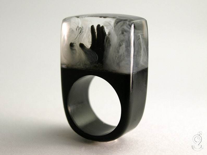 Zombie creepy undead ring with three black hands and fog on a black ring made of resin from Geschmeide unter Teck image 6