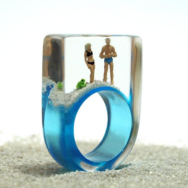 Summer breeze - summerlike beach figure ring with mini-figures, frog and sand on lightblue ring made of resin for the holiday feeling