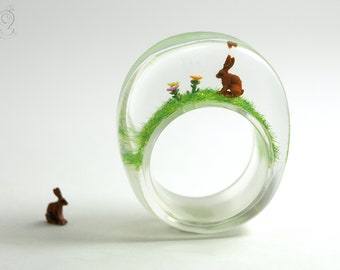 Bunny – Charming resin ring with a brown rabbit, 3 colorful flowers and grass