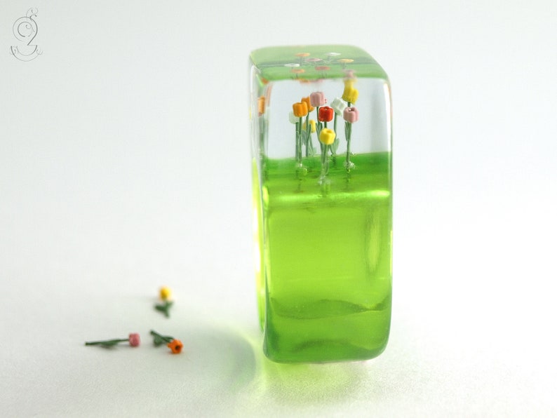 Springlike flower ring Tulips from Amsterdam with colorful tulips on a green ring made of resin from Geschmeide unter Teck image 9