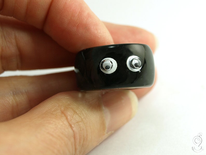 Look at me Black resin ring with funny wiggle eyes image 8