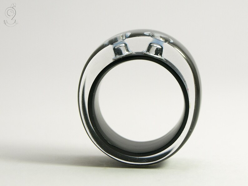 Look at me Black resin ring with funny wiggle eyes image 4