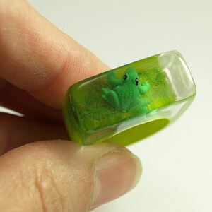 Froschkönig Drolliger Epoxidharz-Ring mit einem grünen Frosch und Gras auf knallgrünem Ring von Geschmeide unter Teck Bild 7