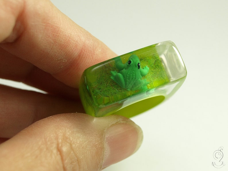 Froschkönig Drolliger Epoxidharz-Ring mit einem grünen Frosch und Gras auf knallgrünem Ring von Geschmeide unter Teck Bild 7