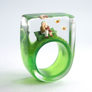 Eternal Love – Romantic ring made of resin with an elderly couple in love on a bench and two butterflies